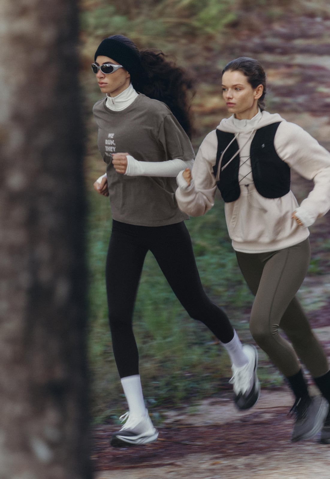 Gray leggings and beige hoodie with a black vest for running Gray leggings and beige hoodie with a black vest for running — Jogging Outfits
