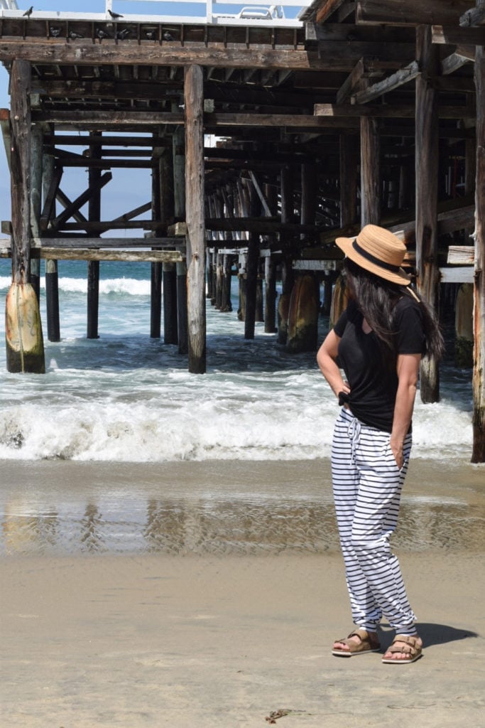Striped lounge pants with a t-shirt and sandals for the beach Striped lounge pants with a t-shirt and sandals for the beach — Jogging Outfits