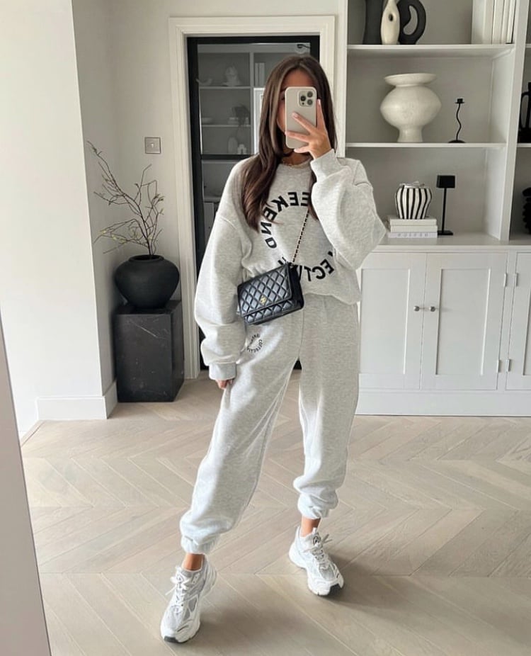 Gray fleece sweat set with sneakers and crossbody bag Gray fleece sweat set with sneakers and crossbody bag — Jogging Outfits