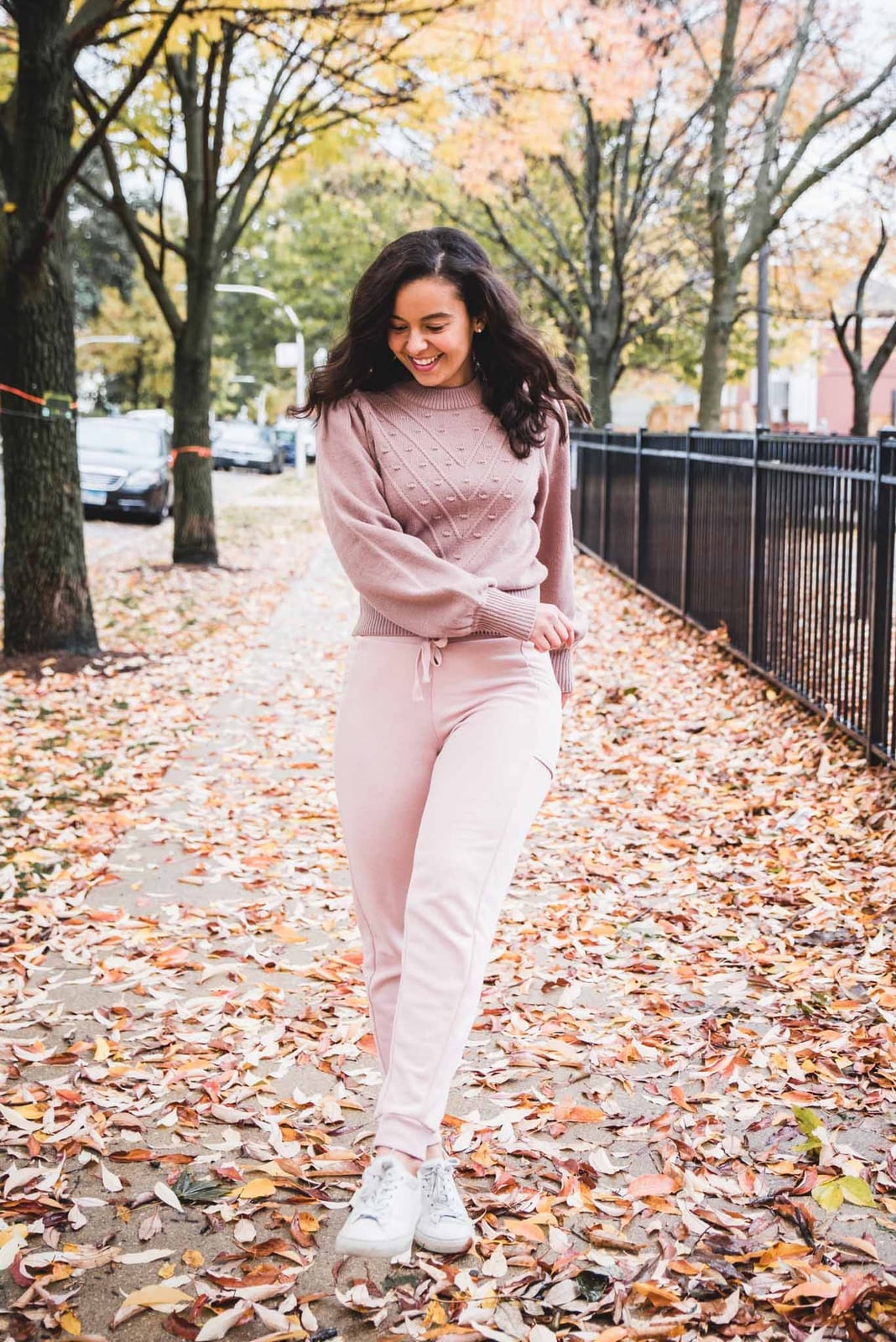Soft pink matching set with textured sweater and sneakers Soft pink matching set with textured sweater and sneakers — Jogging Outfits