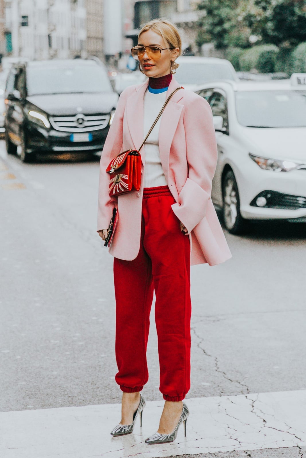 Red joggers paired with a ribbed sweater and oversized blazer Red joggers paired with a ribbed sweater and oversized blazer — Jogging Outfits