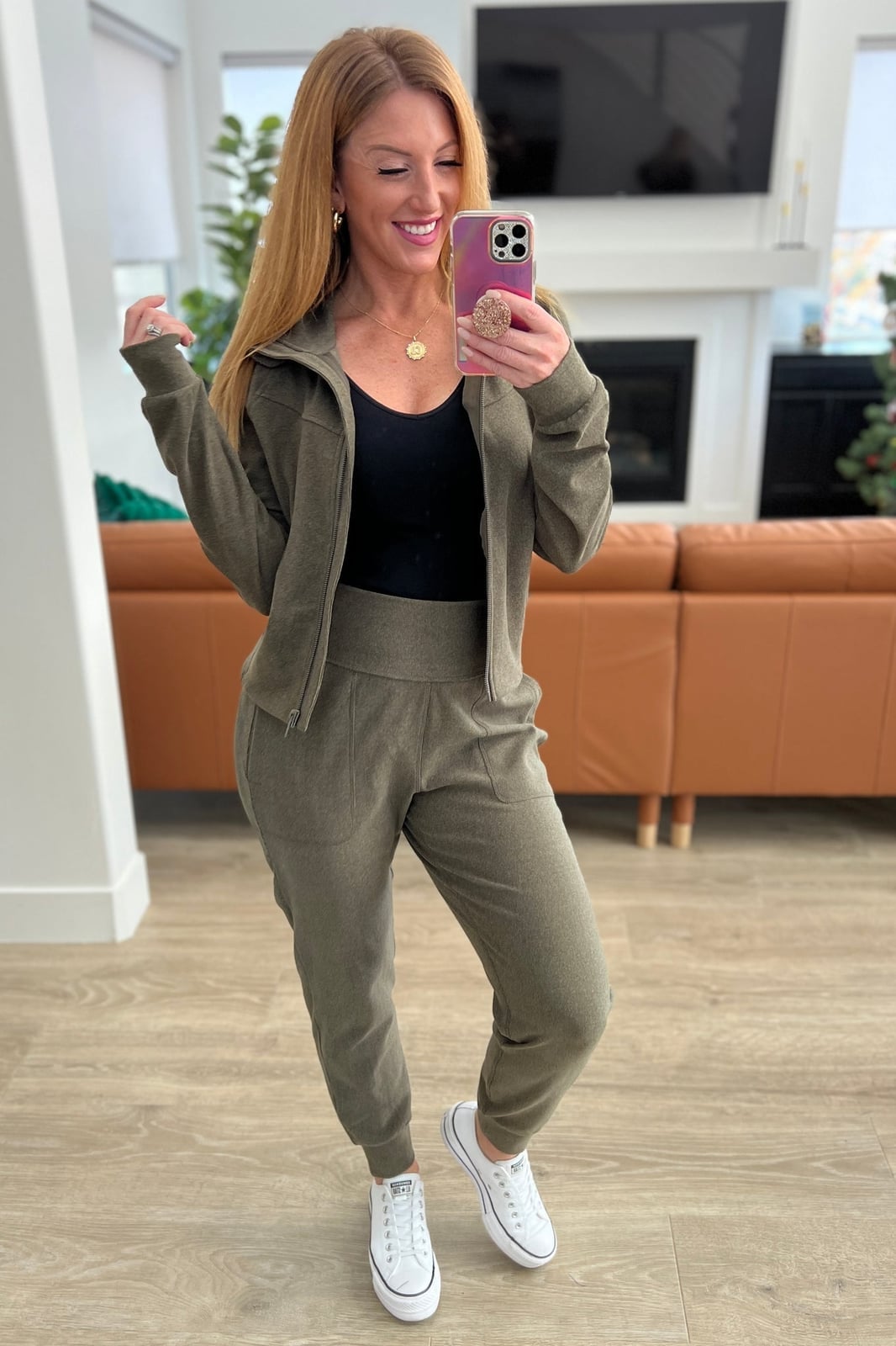 Olive green jogger set with a zip-up hoodie and sneakers Olive green jogger set with a zip-up hoodie and sneakers — Jogging Outfits