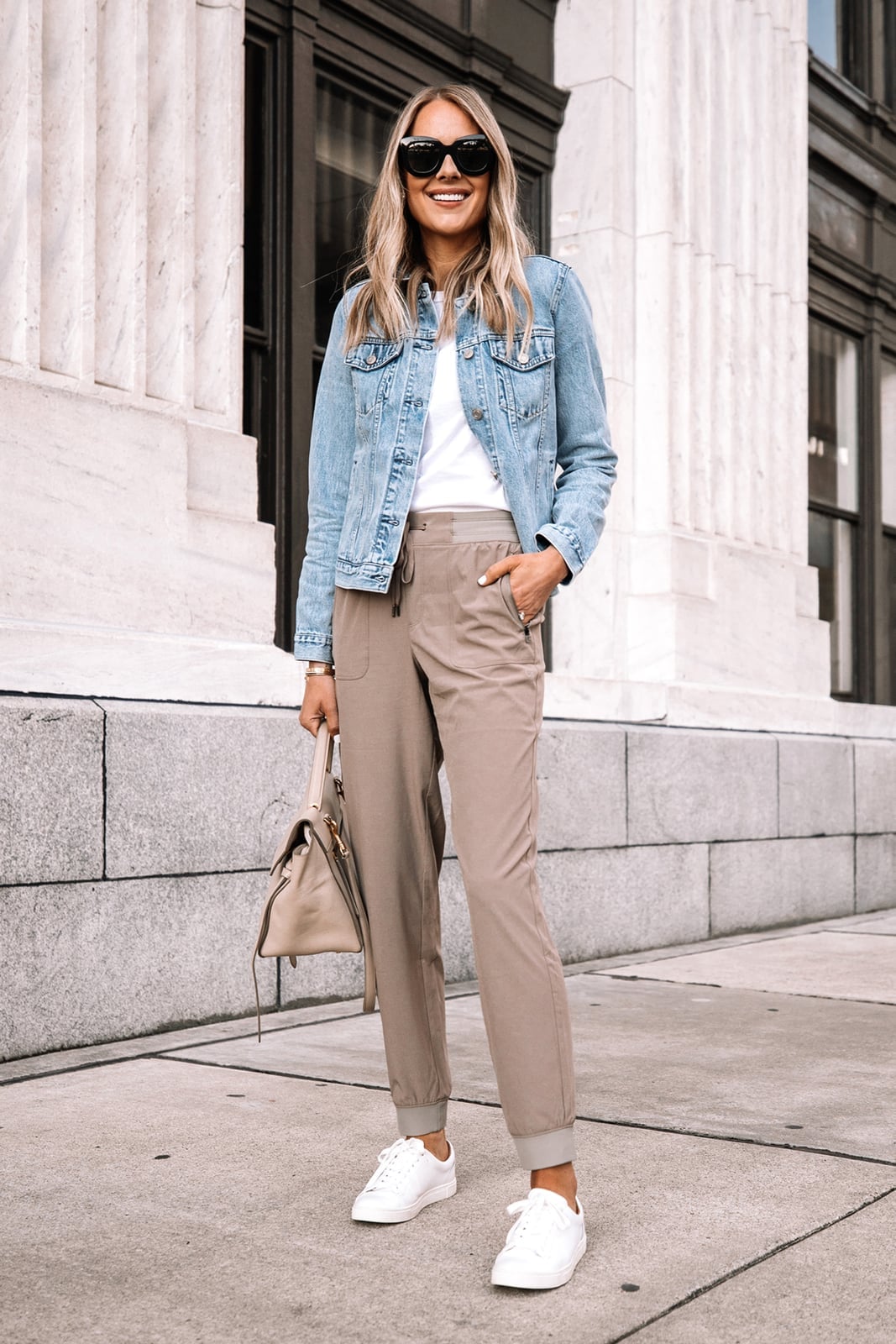 Beige joggers styled with a t-shirt and denim jacket Beige joggers styled with a t-shirt and denim jacket — Jogging Outfits