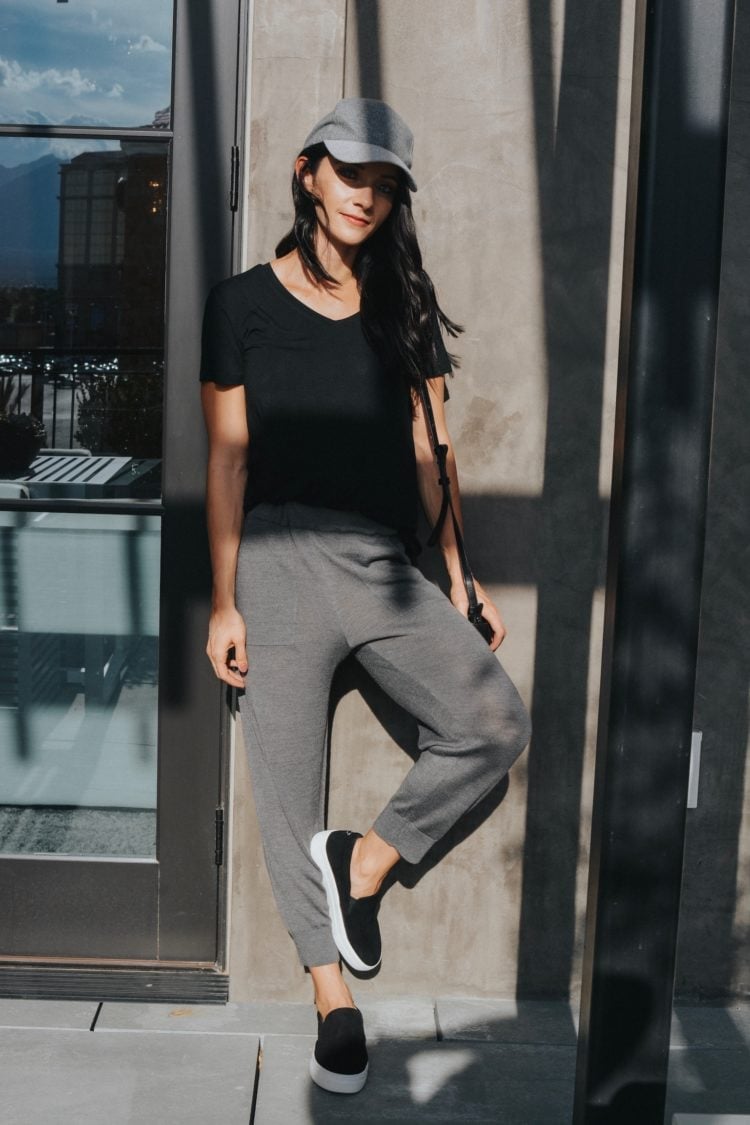 Gray knit joggers with a black t-shirt and sneakers Gray knit joggers with a black t-shirt and sneakers — Jogging Outfits