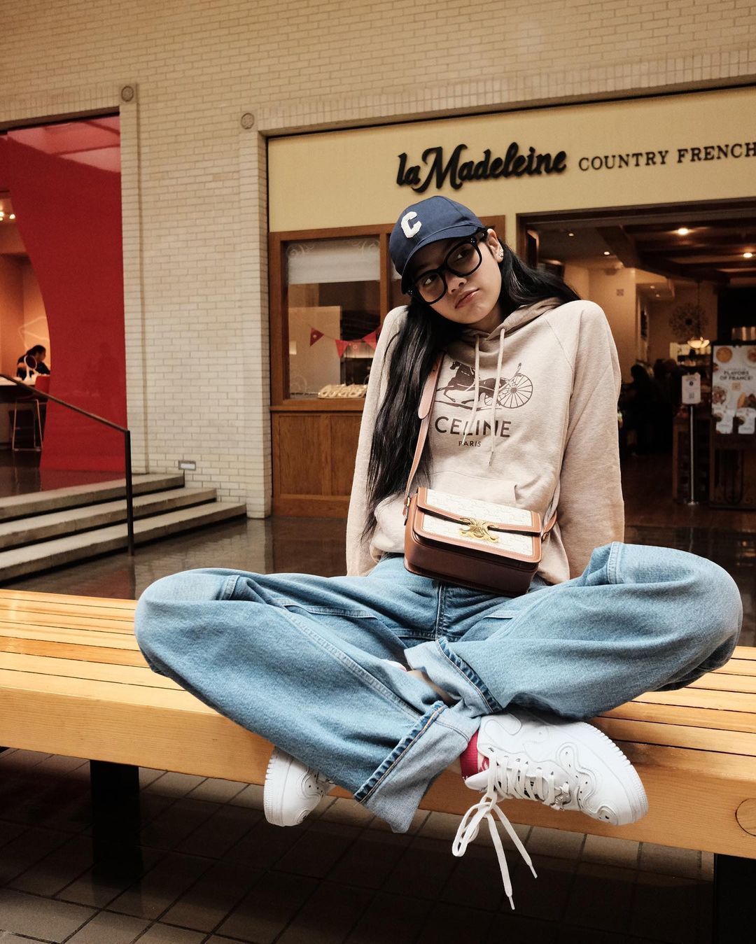 Oversized beige hoodie and blue jeans Oversized beige hoodie and blue jeans — K-pop Outfits