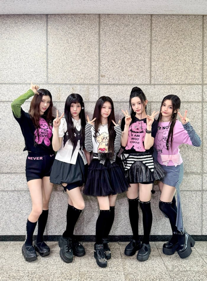 Graphic cropped tops and mini skirts Graphic cropped tops and mini skirts — K-pop Outfits