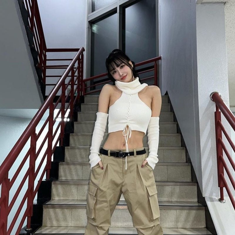 Chic white turtleneck and beige cargo pants Chic white turtleneck and beige cargo pants — K-pop Outfits