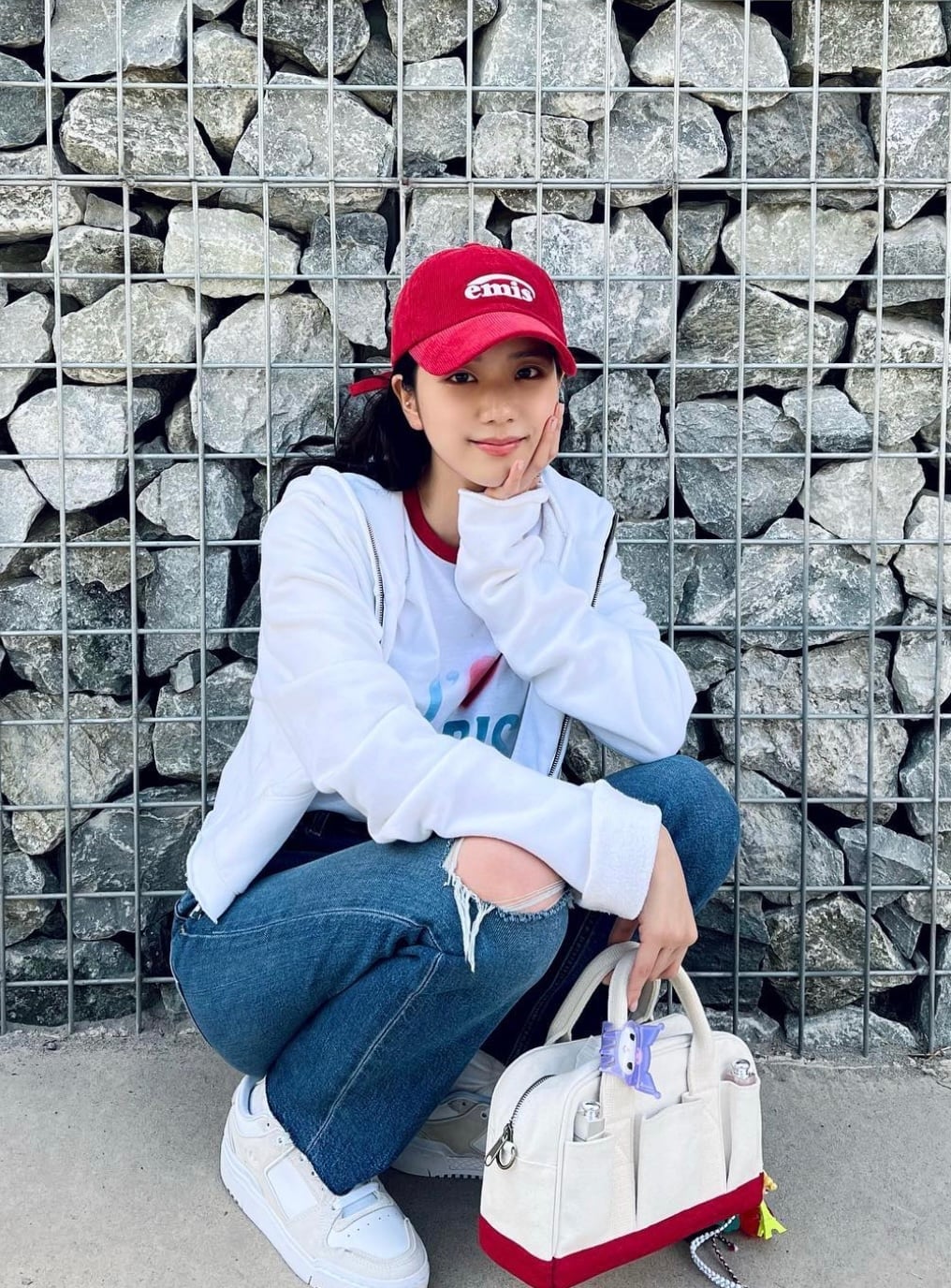 White zip-up hoodie and ripped jeans White zip-up hoodie and ripped jeans — K-pop Outfits