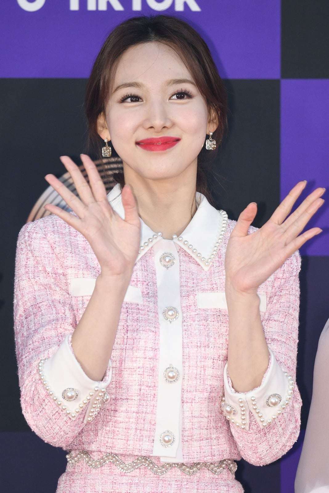 Pink tweed oversized blazer Pink tweed oversized blazer — K-pop Outfits