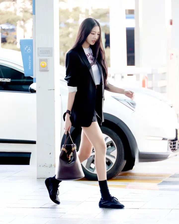 Black oversized blazer with shorts Black oversized blazer with shorts — K-pop Outfits