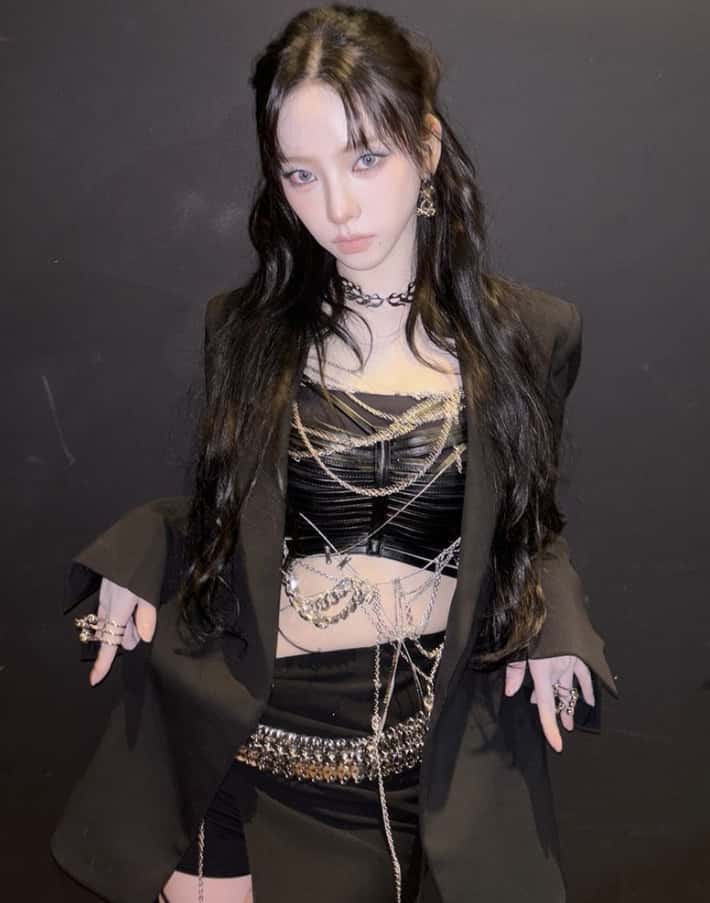 Edgy black blazer with chainmail top Edgy black blazer with chainmail top — K-pop Outfits