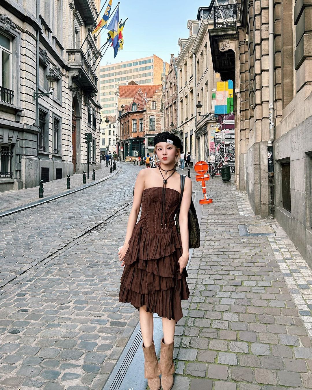 Strapless ruffled dress with beret Strapless ruffled dress with beret — K-pop Outfits