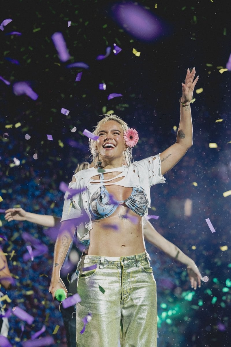 Ripped white t-shirt over bralette with metallic pants Ripped white t-shirt over bralette with metallic pants — Karol G Outfit