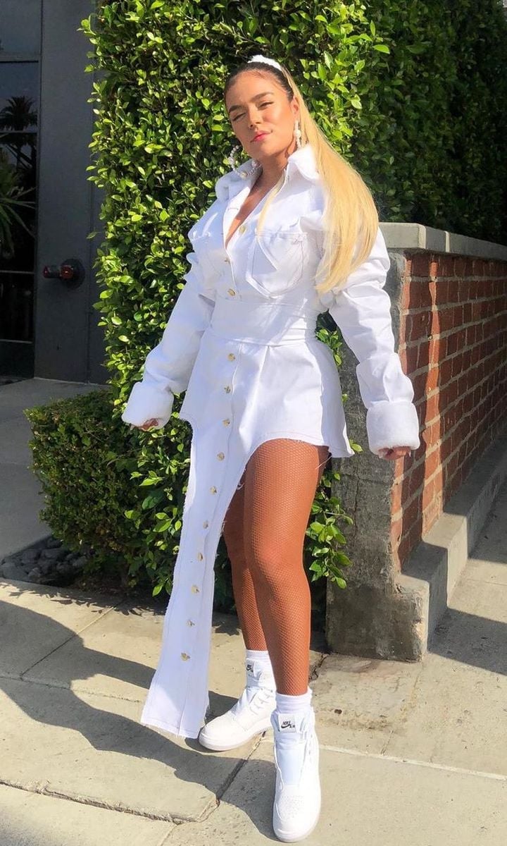 Oversized white shirt dress with asymmetrical hem Oversized white shirt dress with asymmetrical hem — Karol G Outfit