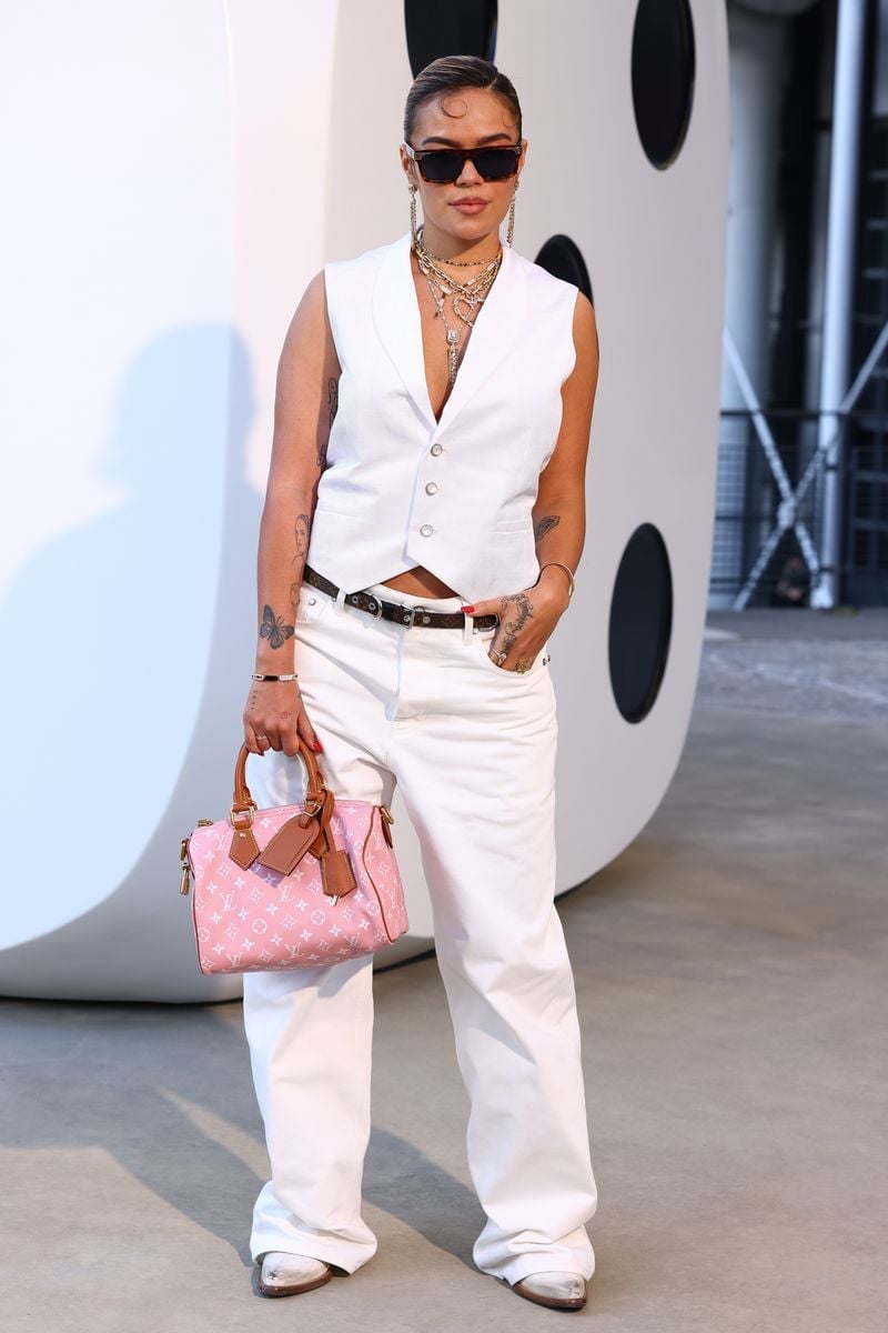 Chic white linen blend vest and trousers Chic white linen blend vest and trousers — Karol G Outfit