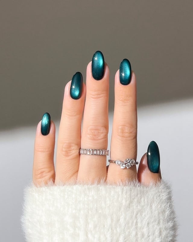 Deep Teal Green Gold Shift Cat-Eye Oval Nails Deep Teal Green Gold Shift Cat-Eye Oval Nails — Katseye Nails
