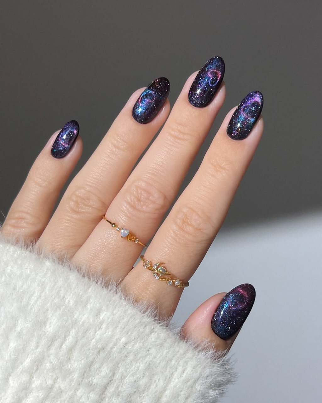 Glossy Silver Gray Cat-Eye Short Oval Nails Glossy Silver Gray Cat-Eye Short Oval Nails — Katseye Nails
