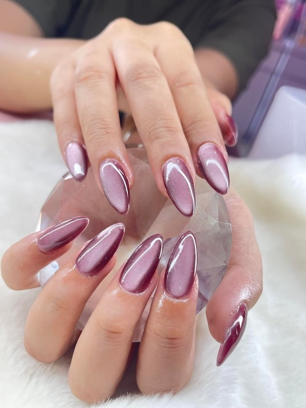 Dusky Rose Violet Cat-Eye Medium Almond Nails Dusky Rose Violet Cat-Eye Medium Almond Nails — Katseye Nails
