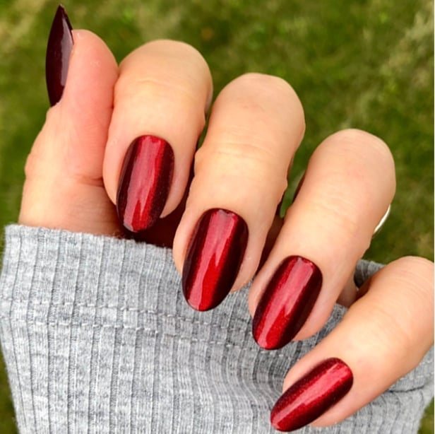 Deep Red Pink Shift Cat-Eye Oval Nails Deep Red Pink Shift Cat-Eye Oval Nails — Katseye Nails