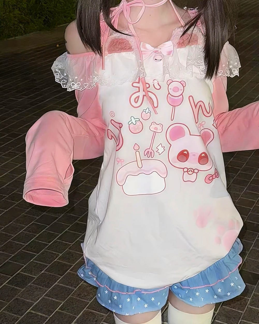 Cartoon Graphic Top with Ruffled Shorts, Close-Up Take Cartoon Graphic Top with Ruffled Shorts, Close-Up Take — Kawaii Outfits