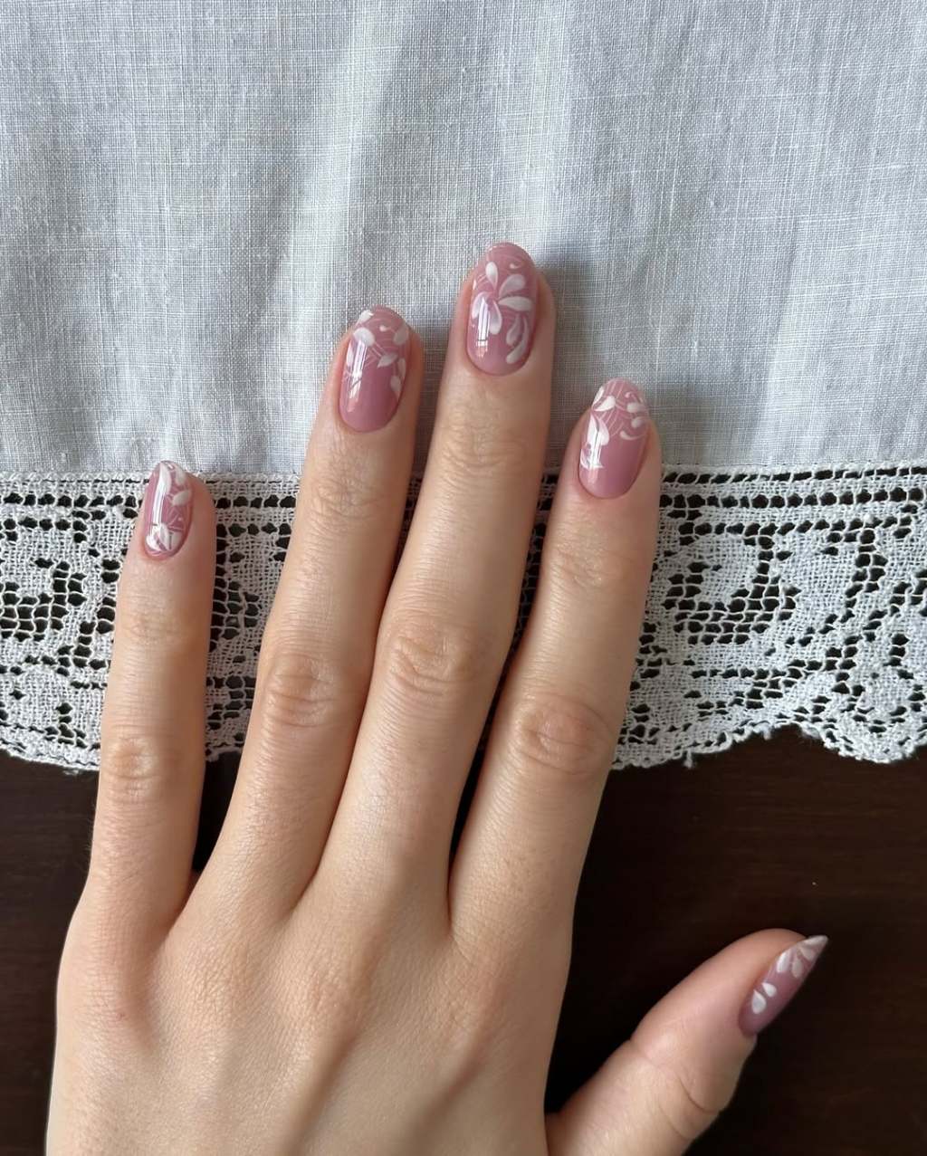 Stiletto White Lace and Gold Accent Nails Stiletto White Lace and Gold Accent Nails — Lace Nails