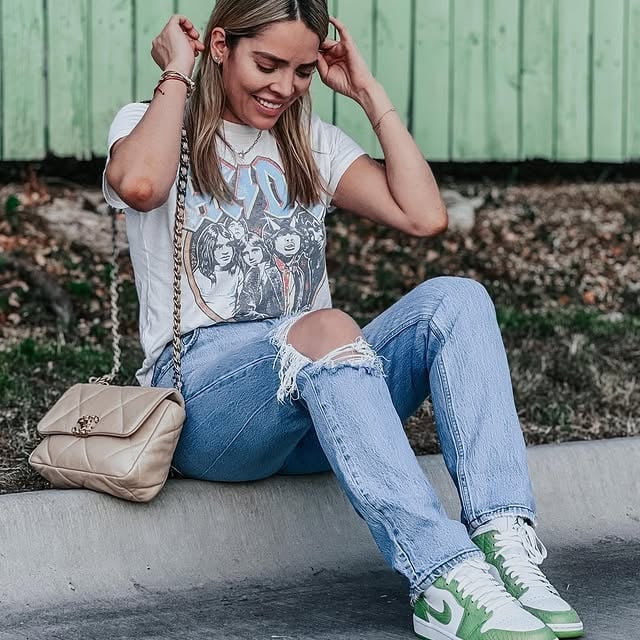 Graphic T-Shirt With Ripped Straight Leg Jeans Graphic T-Shirt With Ripped Straight Leg Jeans — Latina Outfits