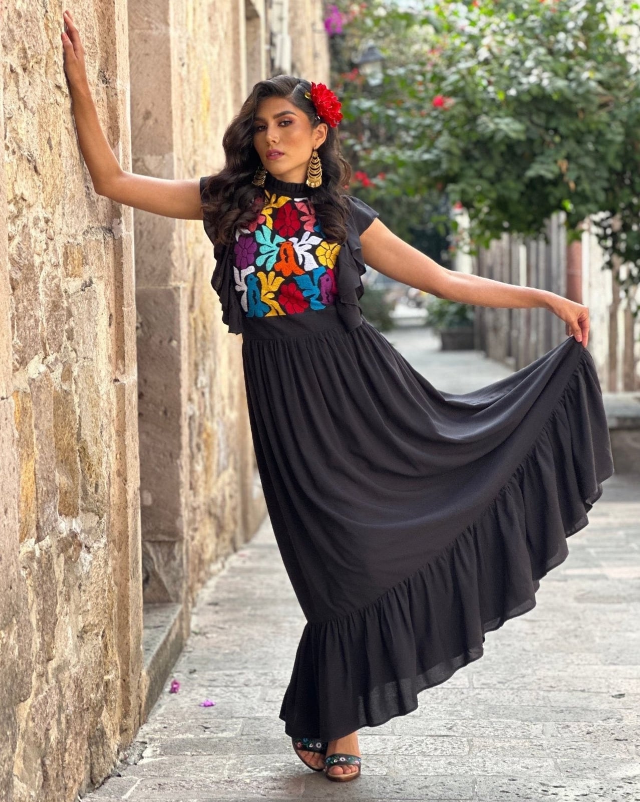Black Maxi Dress With Floral Embroidery Black Maxi Dress With Floral Embroidery — Latina Outfits