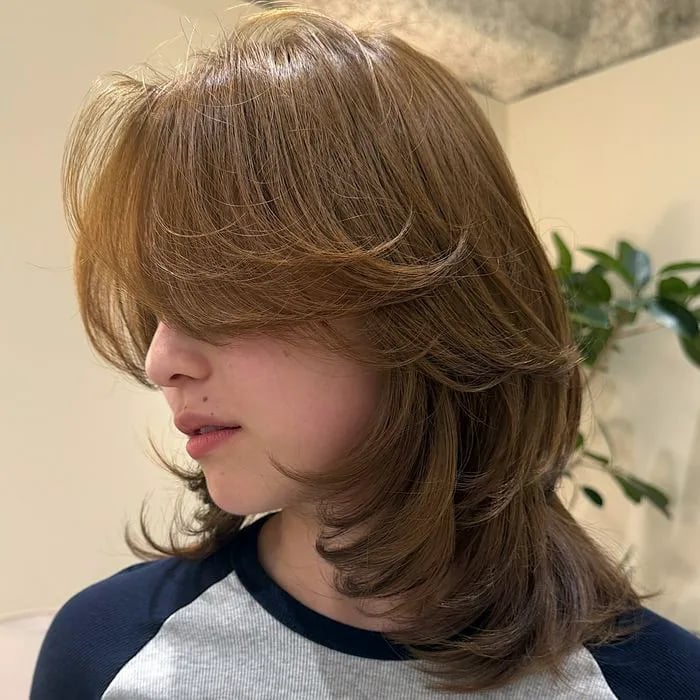Collarbone Warm Brown Layers With Face-Framing Bangs Collarbone Warm Brown Layers With Face-Framing Bangs — Layers Hairstyles