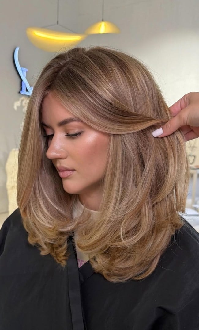 Collarbone Butterfly Layers With Beige Blonde Collarbone Butterfly Layers With Beige Blonde — Layers Hairstyles