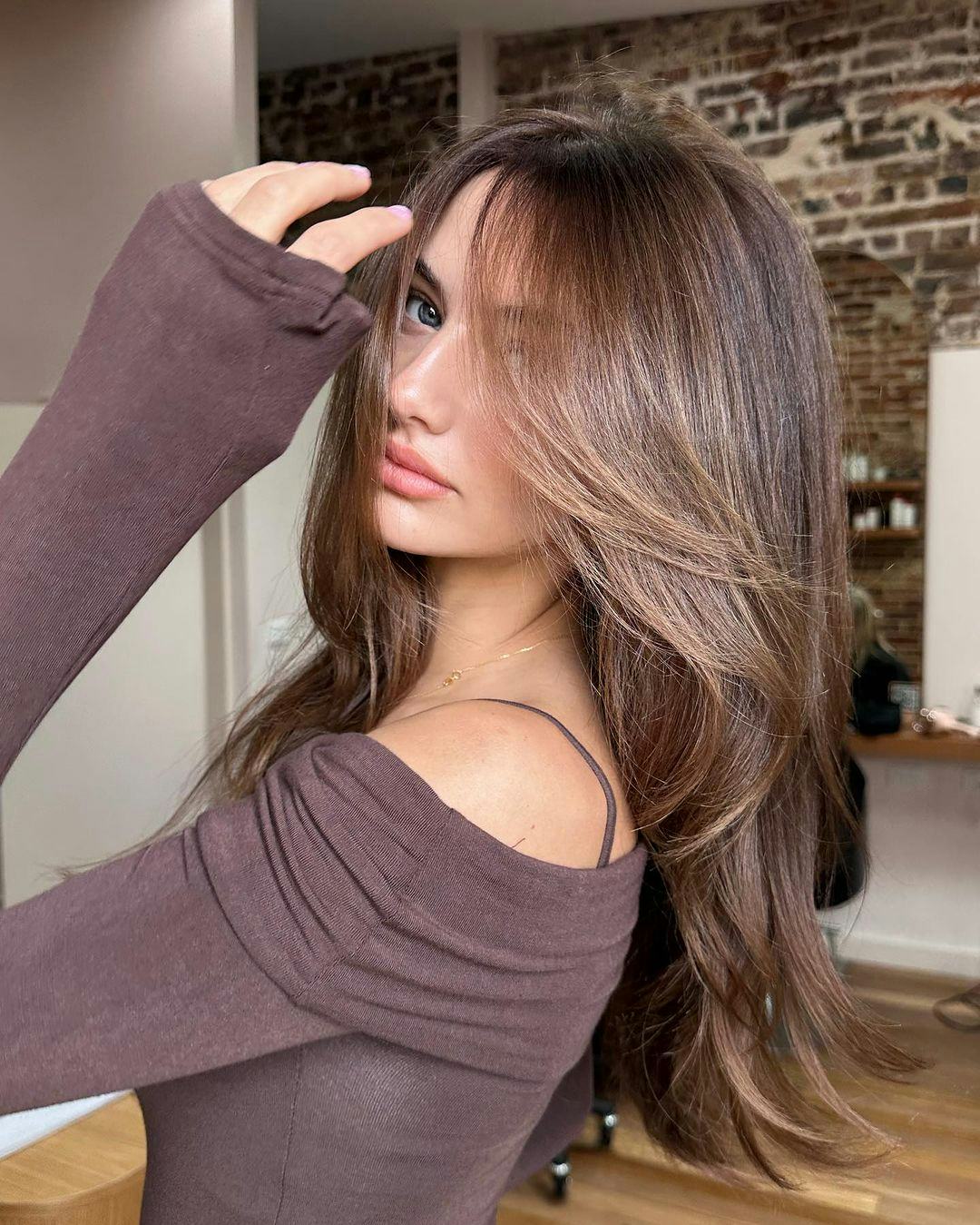 Mid-Back Natural Waves With Subtle Highlights Mid-Back Natural Waves With Subtle Highlights — Layers Hairstyles