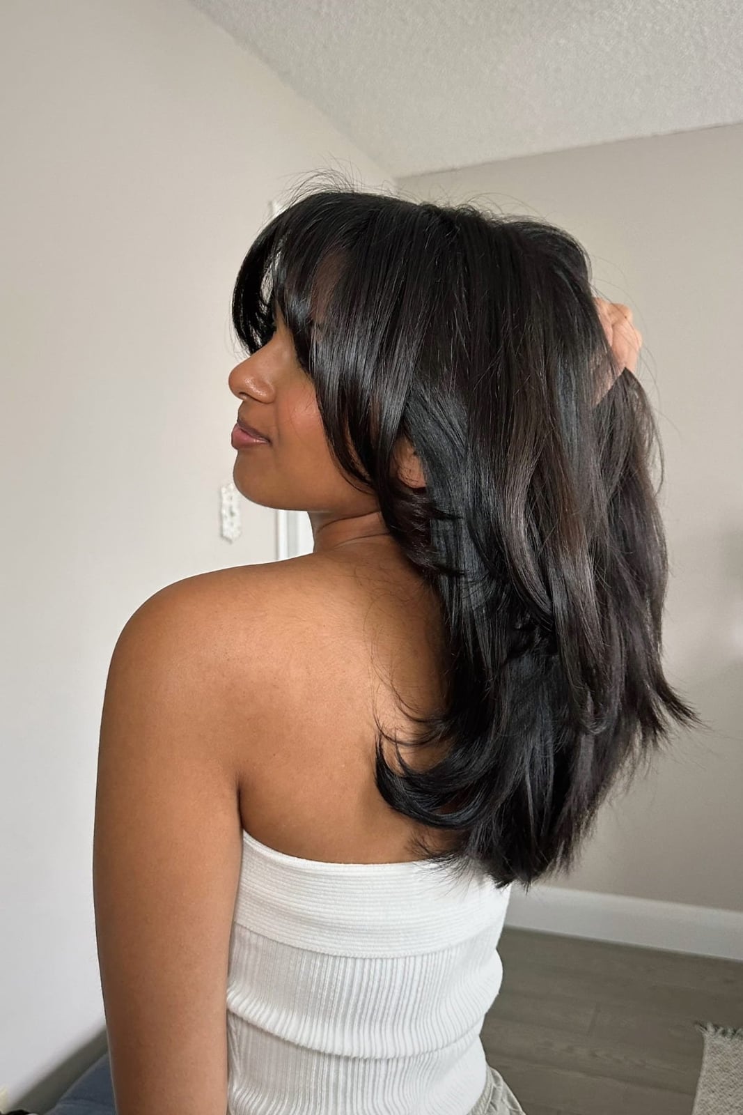 Mid-Back Layered Dark Brown With Curtain Bangs, Wavy Mid-Back Layered Dark Brown With Curtain Bangs, Wavy — Layers Hairstyles