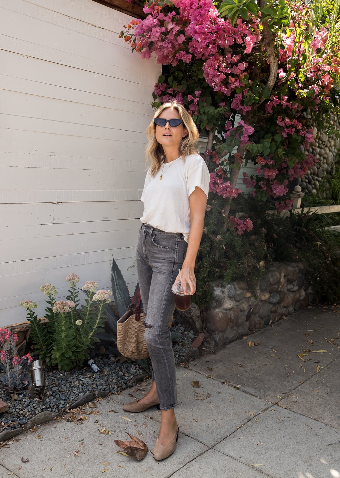 White t-shirt with distressed skinny jeans White t-shirt with distressed skinny jeans — Lazy Outfits