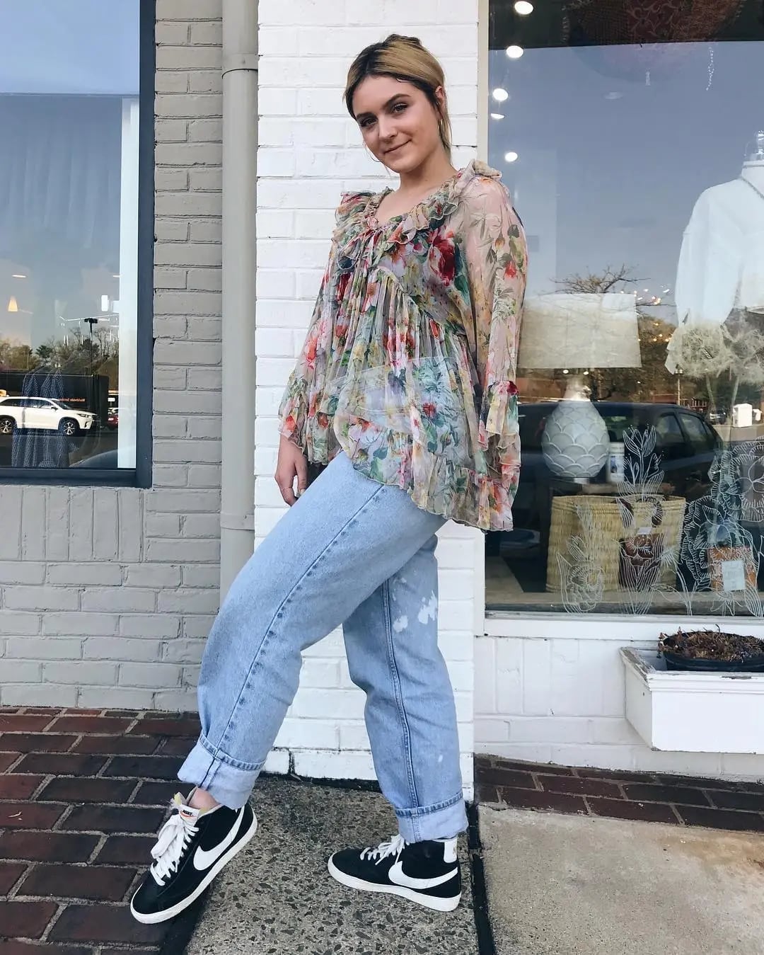 Baggy light blue jeans with sheer floral blouse Baggy light blue jeans with sheer floral blouse — Lazy Outfits