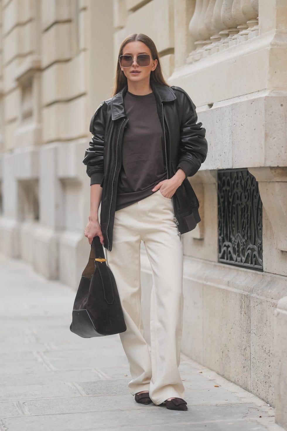 Oversized black leather jacket with brown t-shirt and wide-leg Oversized black leather jacket with brown t-shirt and wide-leg — Leather Jacket Outfits Women