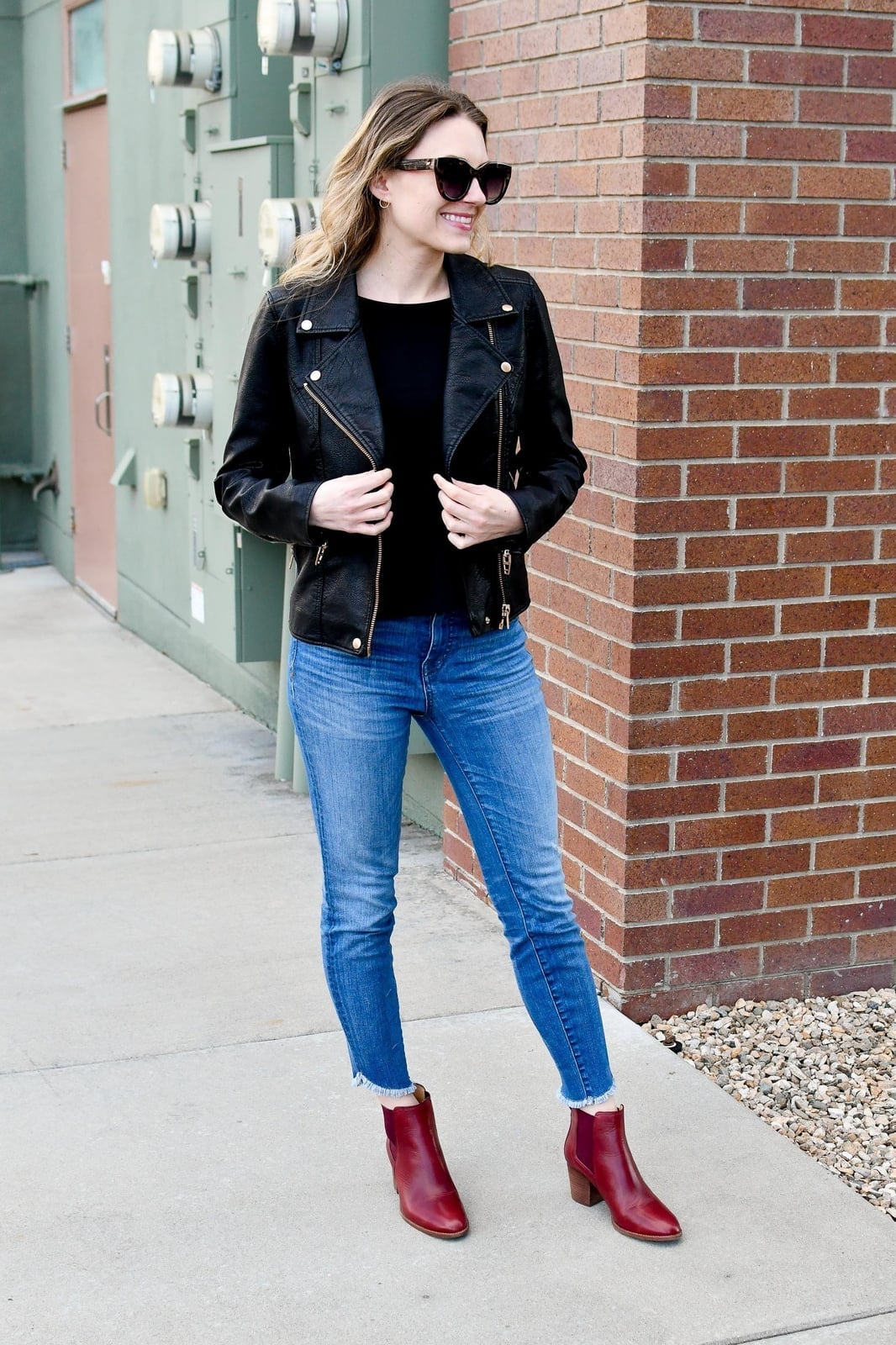 Black leather moto jacket with blue skinny jeans and red boots Black leather moto jacket with blue skinny jeans and red boots — Leather Jacket Outfits Women