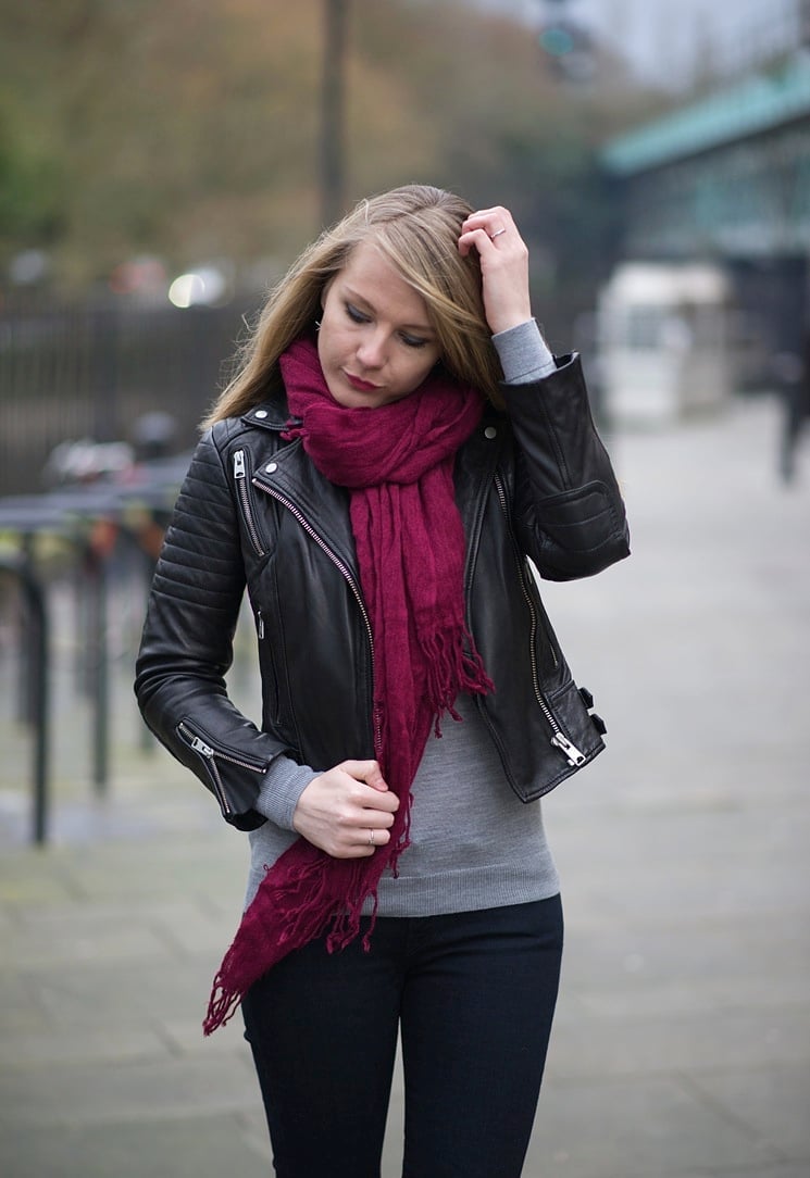 Black leather jacket with gray sweater and slim pants Black leather jacket with gray sweater and slim pants — Leather Jacket Outfits Women