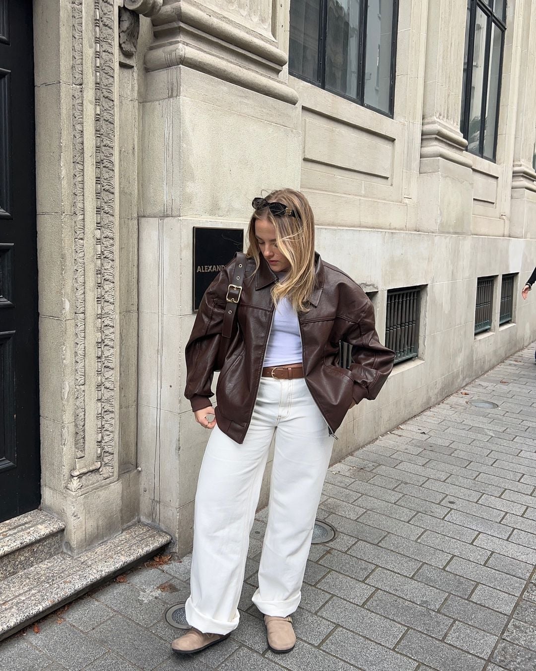 Oversized brown leather jacket with white tank and wide-leg jeans Oversized brown leather jacket with white tank and wide-leg jeans — Leather Jacket Outfits Women