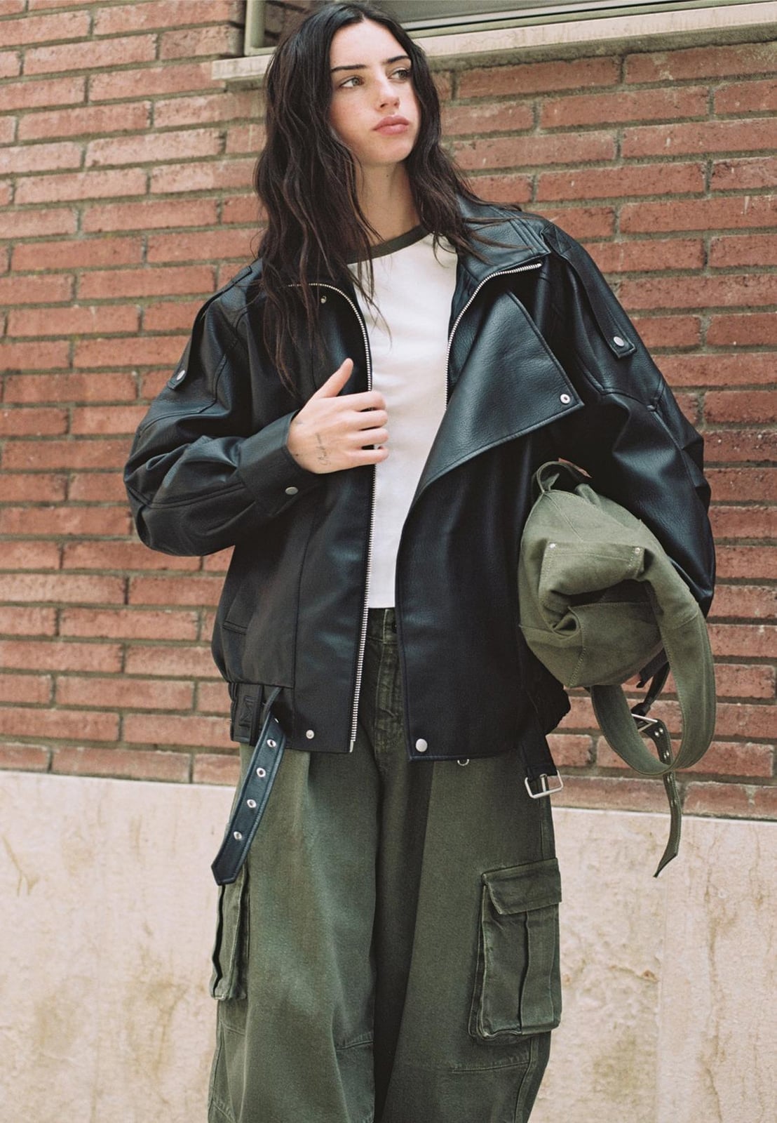 Black oversized leather jacket with white t-shirt and cargo pants Black oversized leather jacket with white t-shirt and cargo pants — Leather Jacket Outfits Women