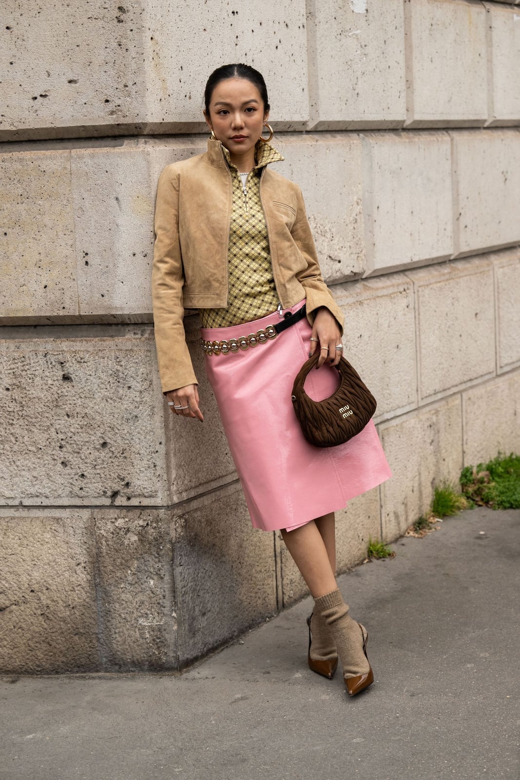 Pink leather a-line skirt with patterned shirt and jacket Pink leather a-line skirt with patterned shirt and jacket — Leather Skirt Outfits