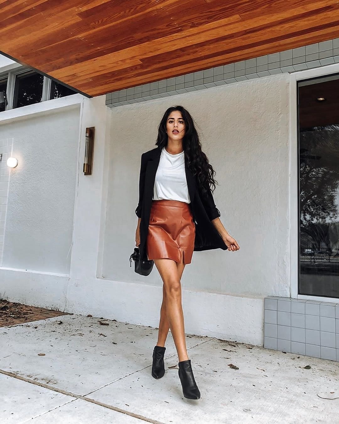 Brown faux leather mini skirt with blazer and boots, Black Handbag Brown faux leather mini skirt with blazer and boots, Black Handbag — Leather Skirt Outfits