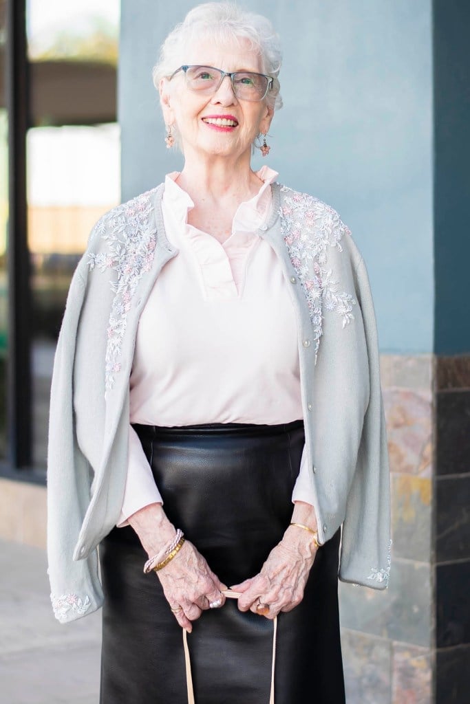 Black leather midi skirt with pink shirt and gray cardigan Black leather midi skirt with pink shirt and gray cardigan — Leather Skirt Outfits
