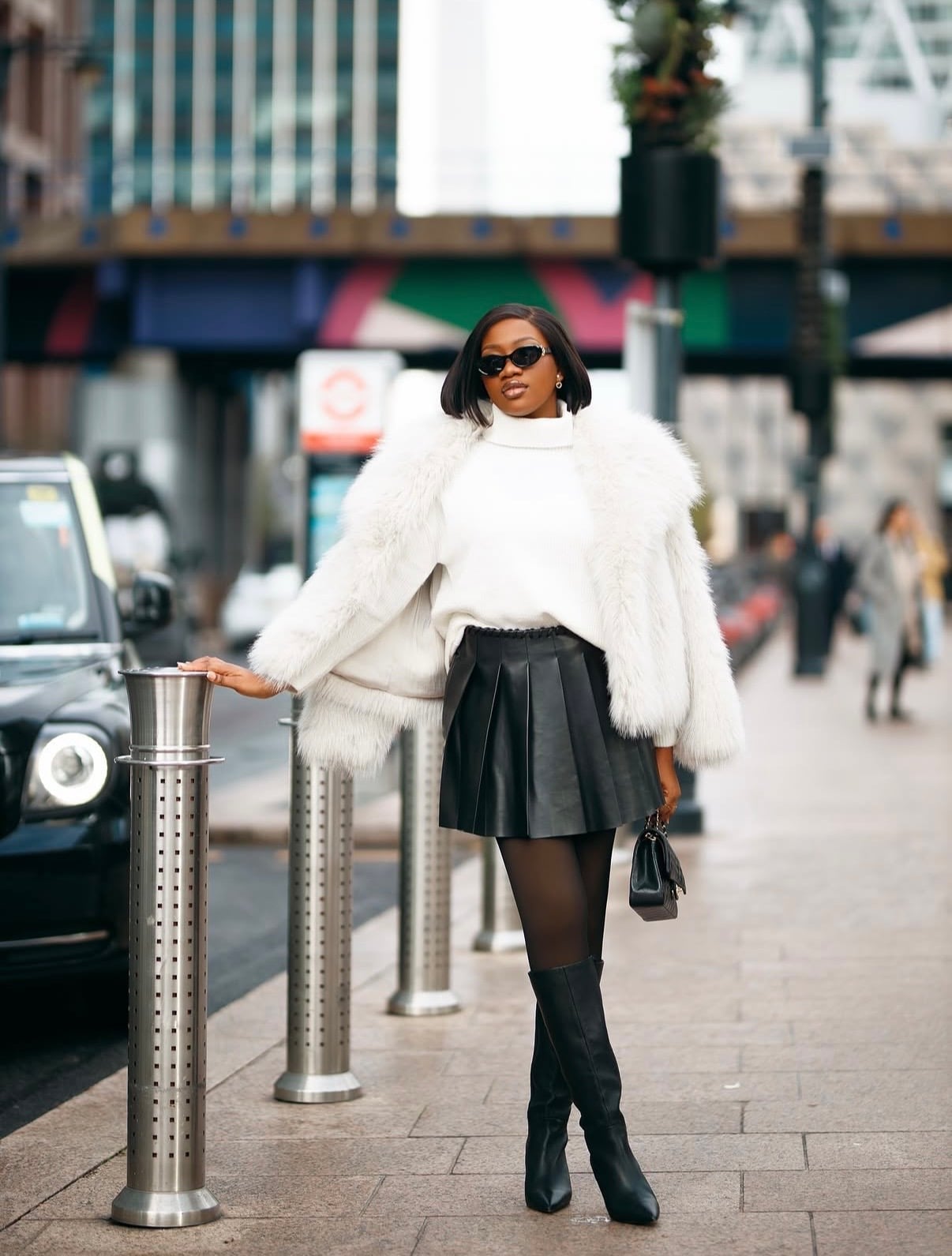 Black pleated leather mini skirt with faux fur coat Black pleated leather mini skirt with faux fur coat — Leather Skirt Outfits