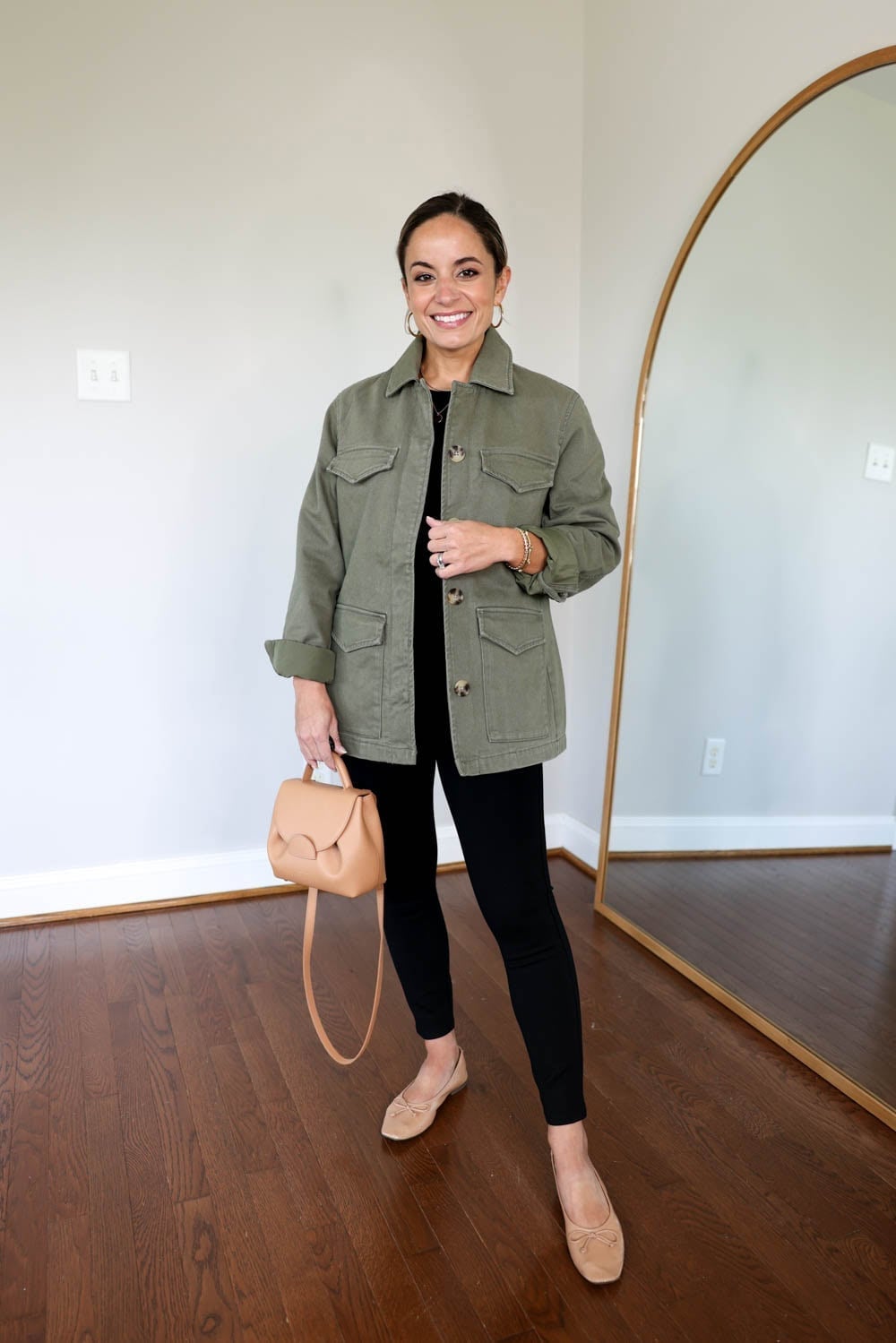 Black leggings with an olive green utility jacket, Nude Ballet Flats Black leggings with an olive green utility jacket, Nude Ballet Flats — Leggings Outfits