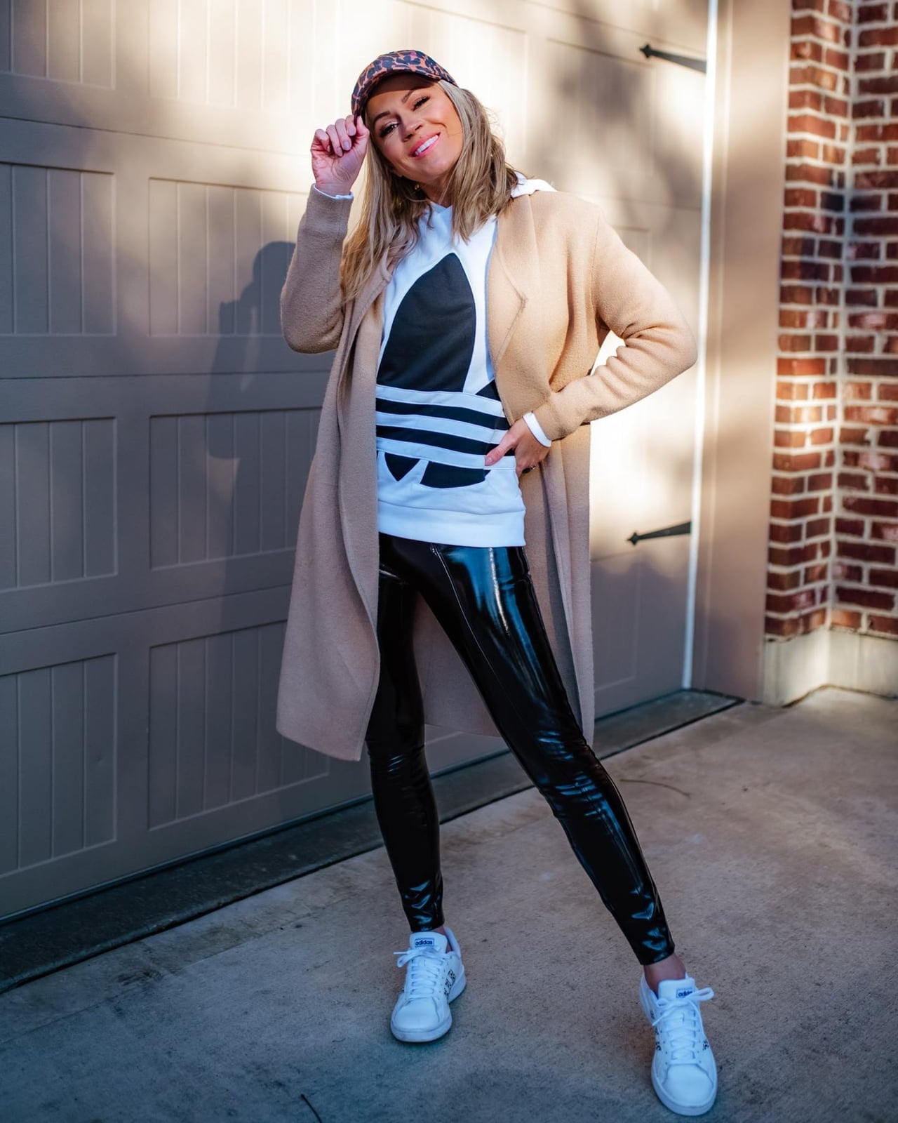 Shiny black faux leather leggings with a beige cardigan, Close-Up Take Shiny black faux leather leggings with a beige cardigan, Close-Up Take — Leggings Outfits