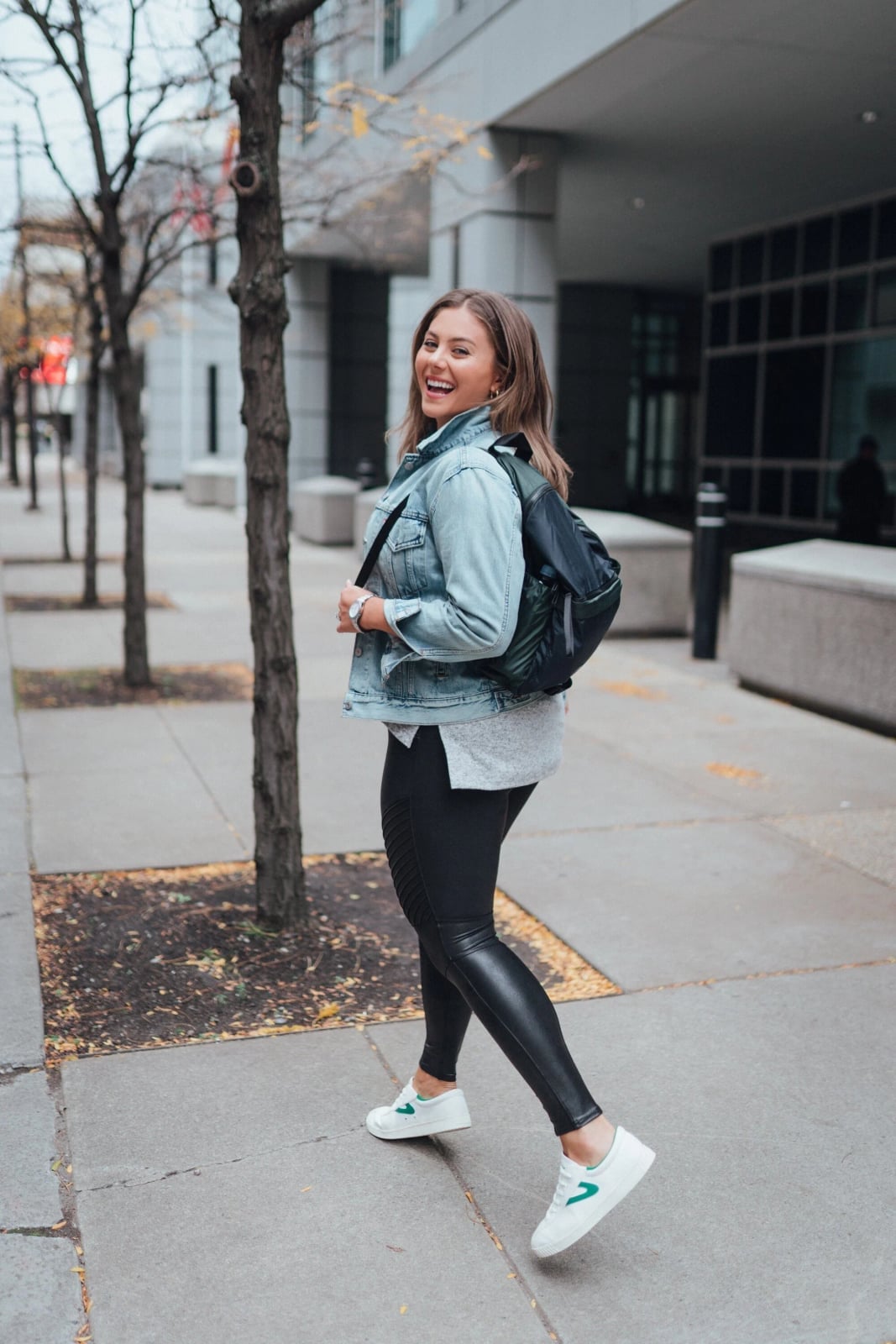 Black faux leather leggings with a denim jacket Black faux leather leggings with a denim jacket — Leggings Outfits