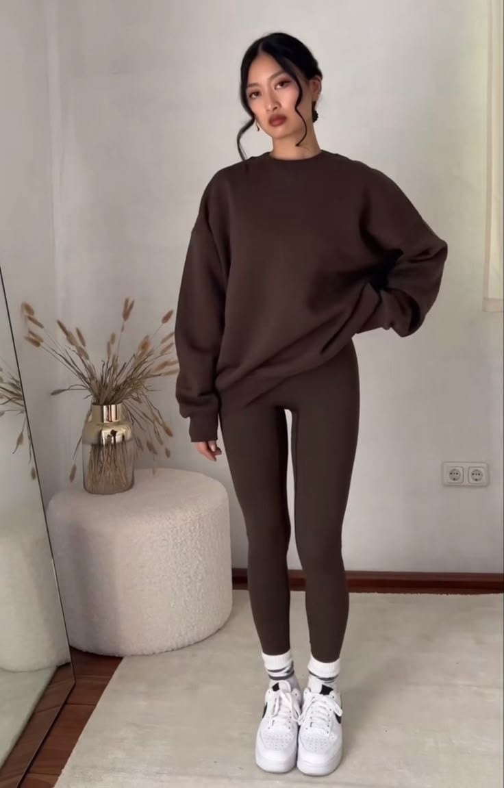 Dark brown leggings with a matching sweatshirt Dark brown leggings with a matching sweatshirt — Leggings Outfits