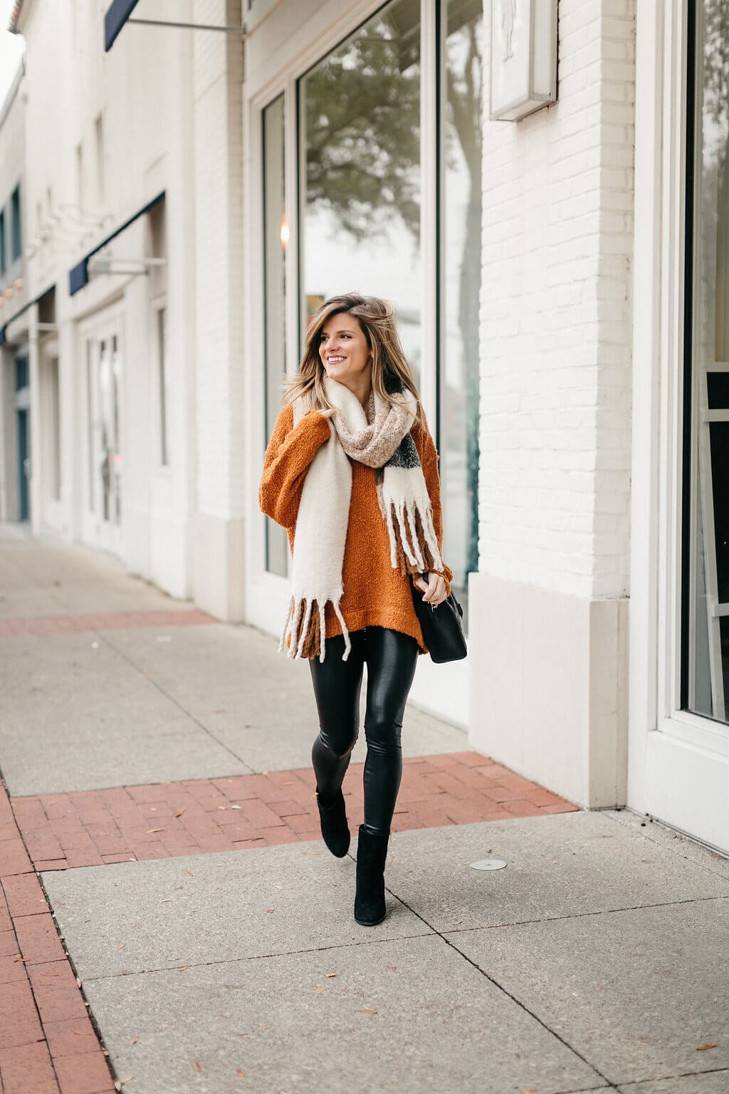 Black leggings with an oversized orange knit sweater Black leggings with an oversized orange knit sweater — Leggings Outfits
