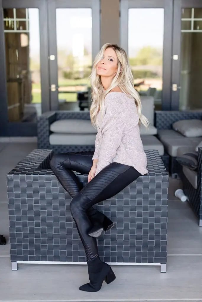 Faux leather leggings with a pink off-the-shoulder sweater Faux leather leggings with a pink off-the-shoulder sweater — Leggings Outfits