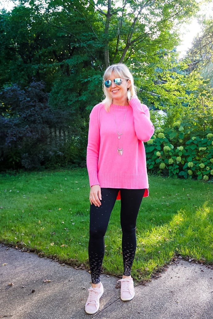 Patterned black leggings with a bright pink sweater Patterned black leggings with a bright pink sweater — Leggings Outfits