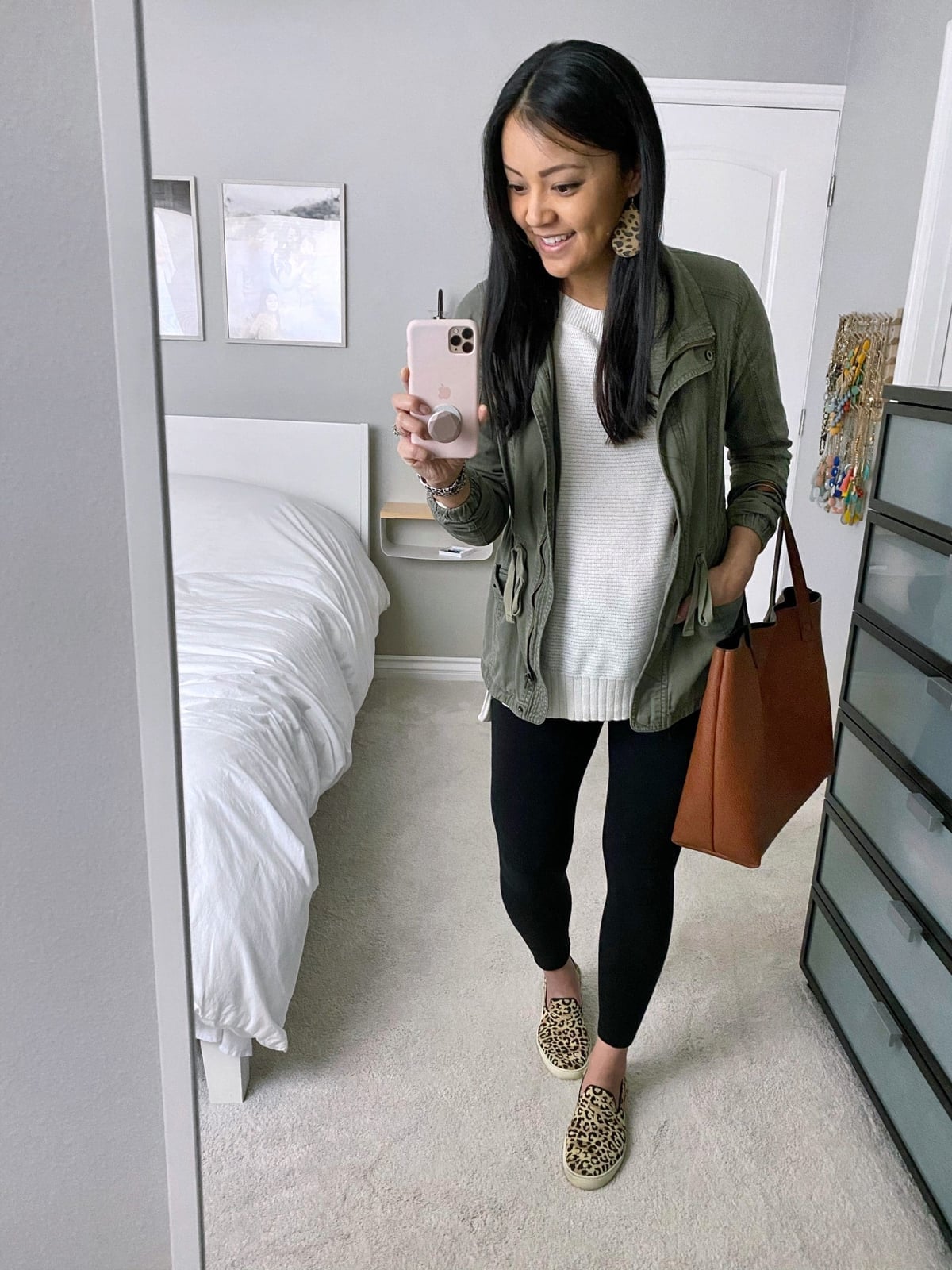Utility Jacket With Sweater And Leopard Sneakers Utility Jacket With Sweater And Leopard Sneakers — Leggings Outfits Casual